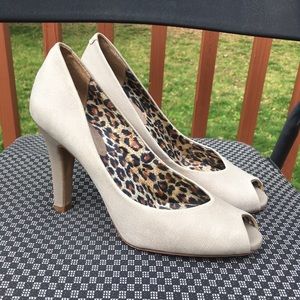 Jessica Simpson Pale Gray/Taupe Textured Heels